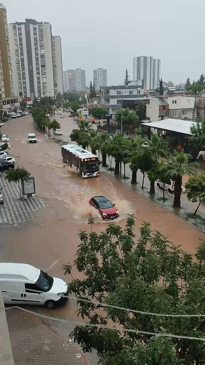 Adana'da fırtına ve sağanak: Ağaçlar devrildi, yollar göle döndü - Resim: 7